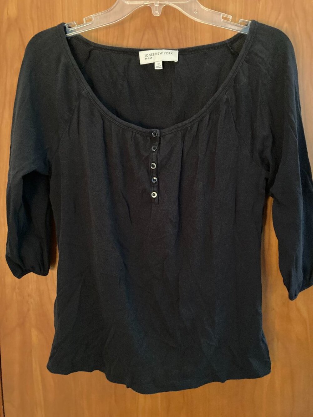 Jones New York Sport black three-quarter sleeve top features a scoop neckline M